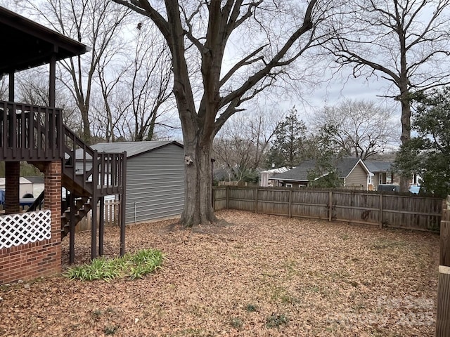 view of yard featuring an outbuilding