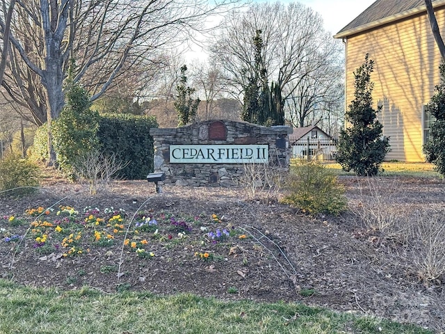 view of community / neighborhood sign