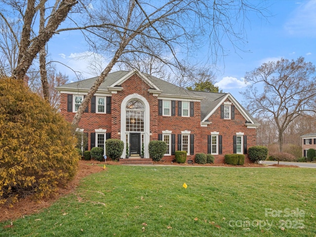 colonial house featuring a front lawn