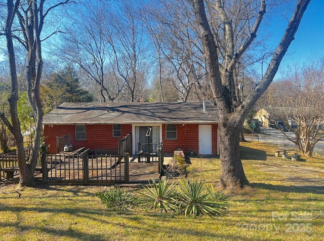 single story home featuring brick siding and a front lawn