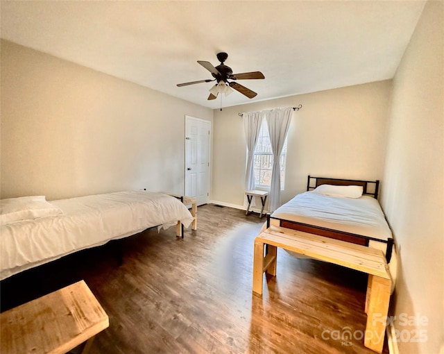 bedroom with dark wood-style flooring, ceiling fan, and baseboards