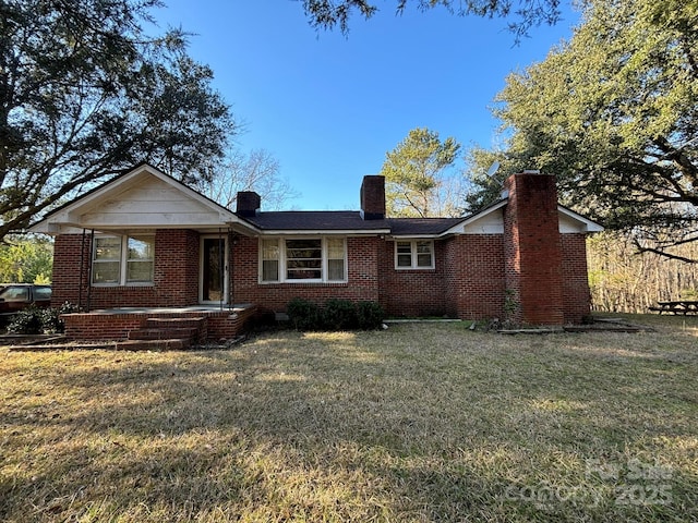 view of front of house featuring a front yard