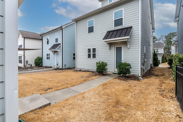 view of front of house featuring a front yard