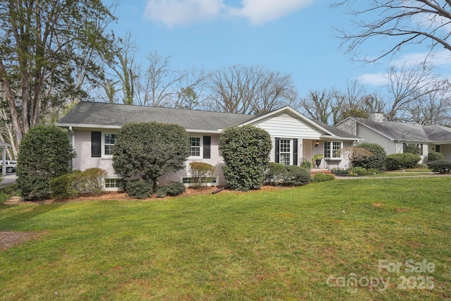 ranch-style home featuring a front lawn