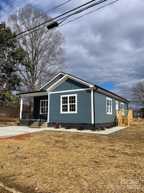 view of front of property with a front yard and covered porch