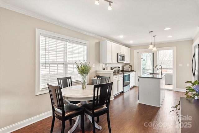 dining space featuring crown molding, recessed lighting, dark wood finished floors, and baseboards