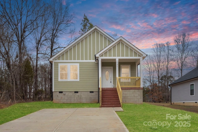 view of front facade featuring a yard and covered porch