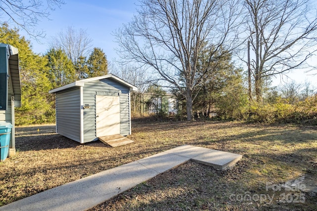 view of yard featuring a shed