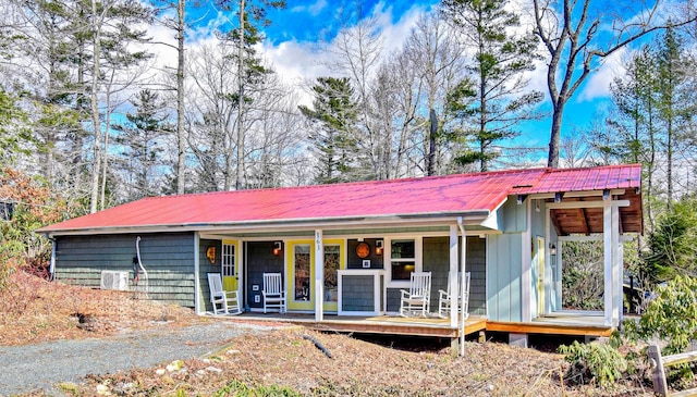 single story home featuring a porch