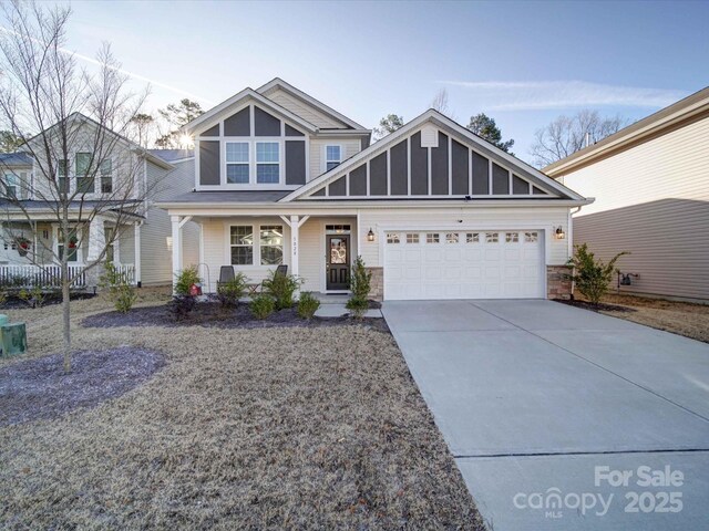 view of front facade featuring a garage and a porch