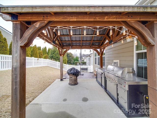 view of patio with an outdoor kitchen and grilling area