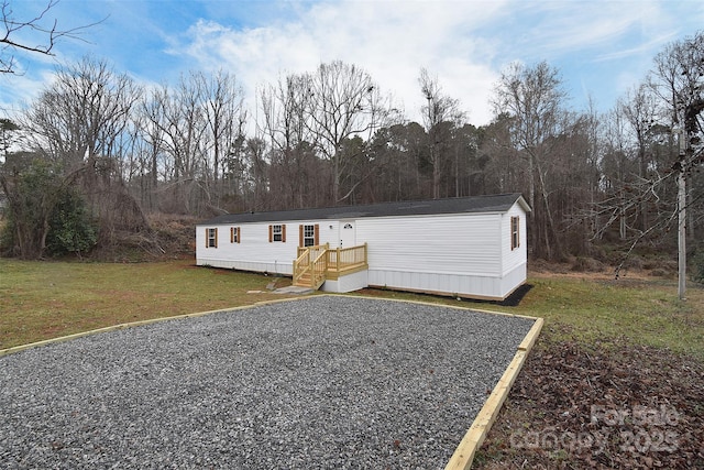 manufactured / mobile home featuring a front yard