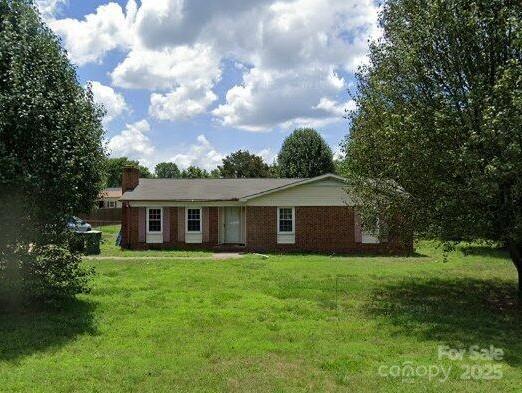 ranch-style home with a front yard