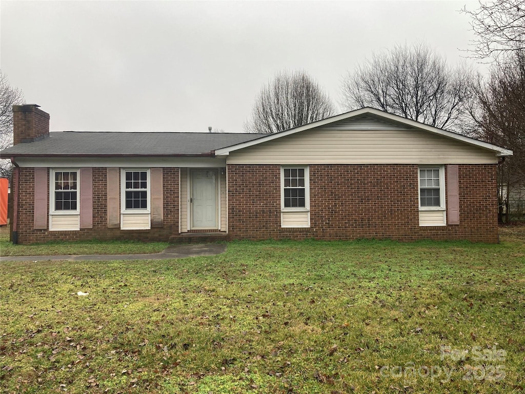 ranch-style home with a front lawn