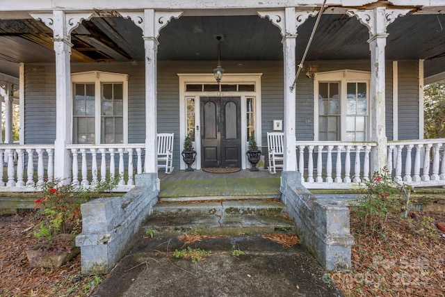 property entrance featuring a porch