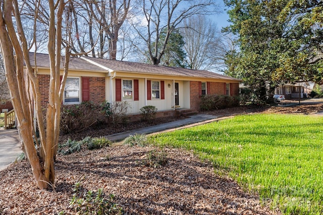 ranch-style house featuring a front lawn