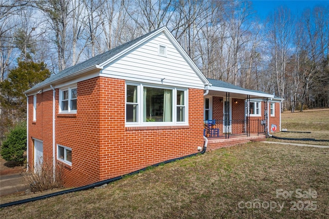 view of front of property featuring a porch and a front lawn