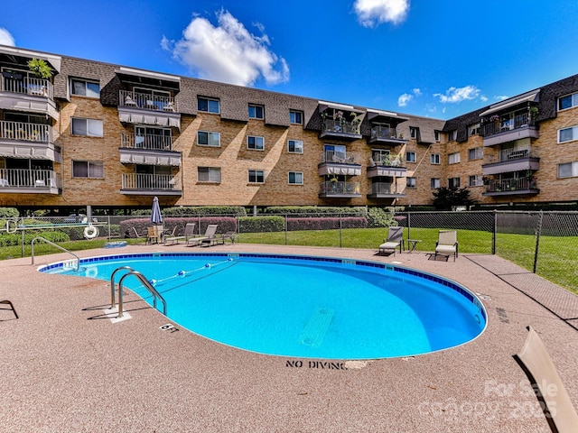 view of swimming pool