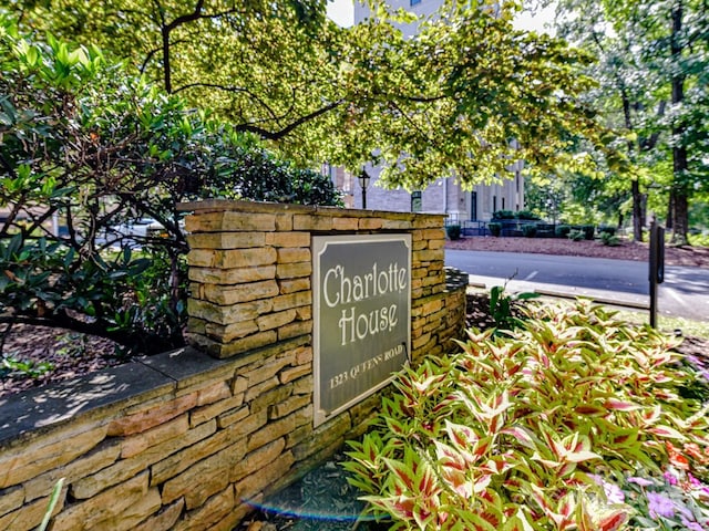 view of community / neighborhood sign