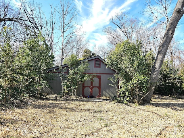 view of outdoor structure featuring a yard