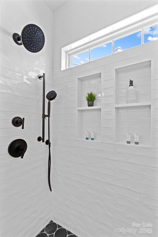 bathroom featuring tiled shower