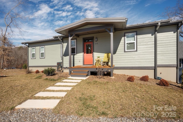 view of front facade featuring a front lawn