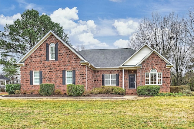 view of front property featuring a front lawn