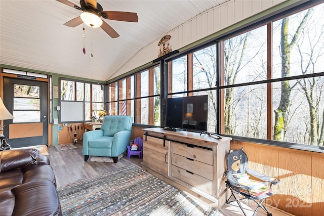 sunroom with lofted ceiling and ceiling fan