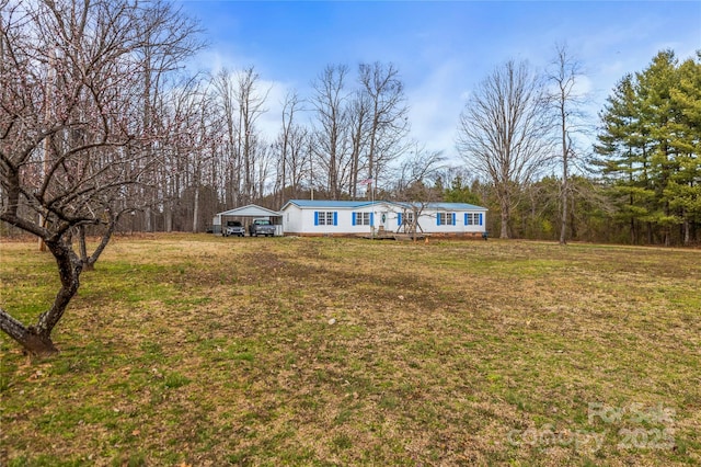 view of front of house featuring a front lawn