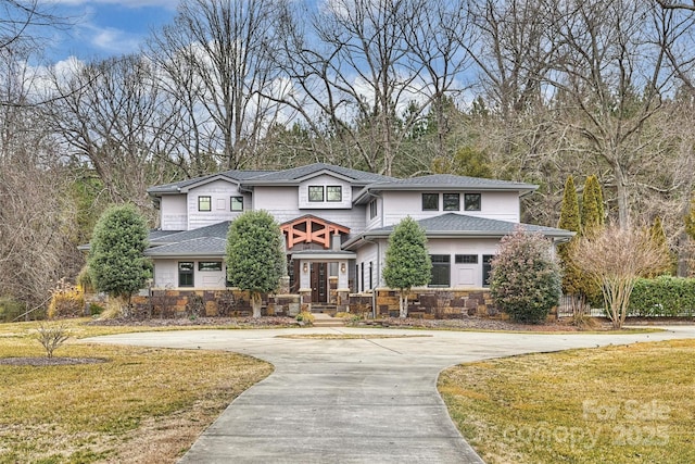 view of front of house with a front lawn