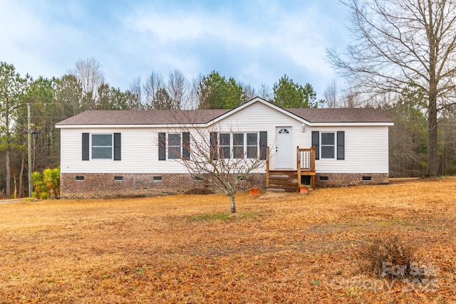 manufactured / mobile home featuring a front lawn