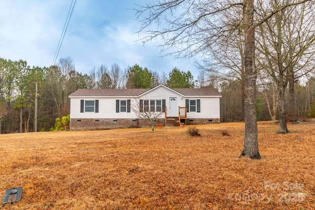 manufactured / mobile home featuring a front lawn