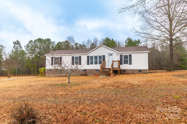 manufactured / mobile home featuring a front lawn