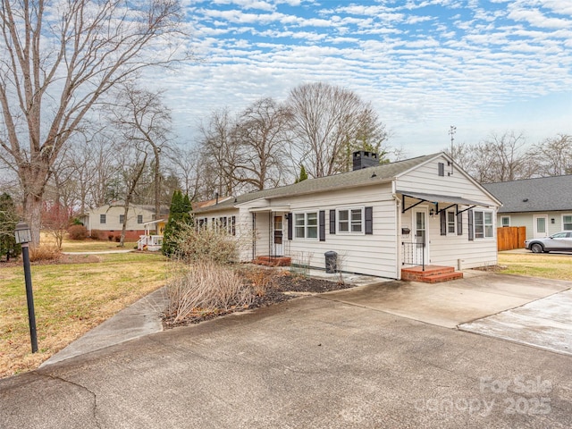 ranch-style house with a front yard