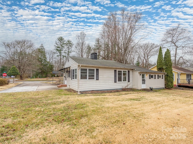 view of front of house featuring a front yard