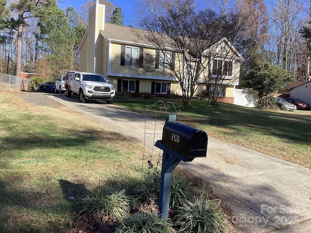 view of front of property featuring a front lawn