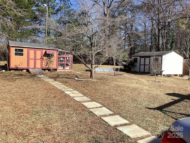 view of yard featuring a storage shed