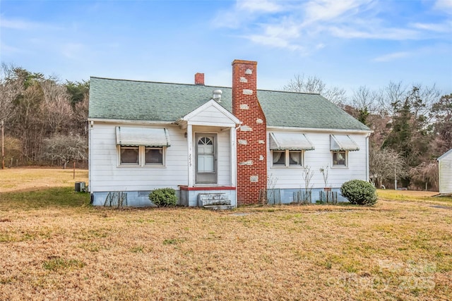 view of front of house featuring a front lawn