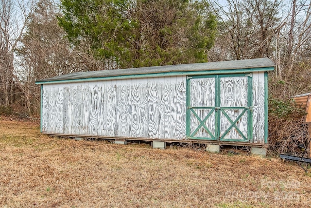 view of outdoor structure featuring a yard