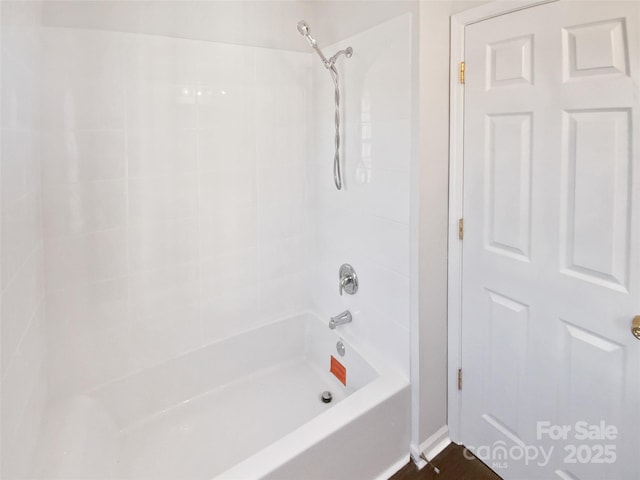 bathroom with tiled shower / bath combo