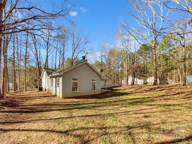 view of side of property featuring a lawn