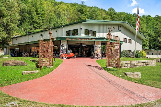 view of front of house featuring a garage and a front lawn