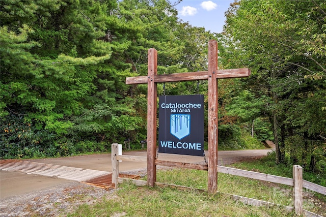 view of community / neighborhood sign