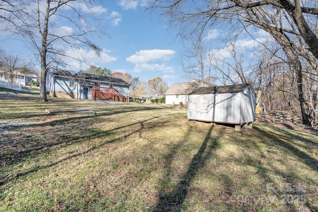 view of yard featuring a storage shed