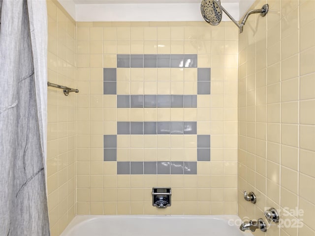 full bath with shower / tub combo with curtain