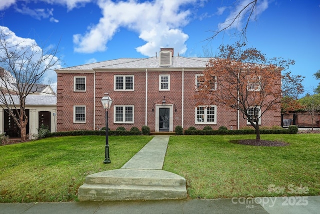 view of front of house featuring a front lawn