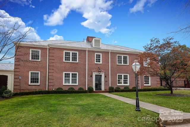 view of front of property featuring a front yard