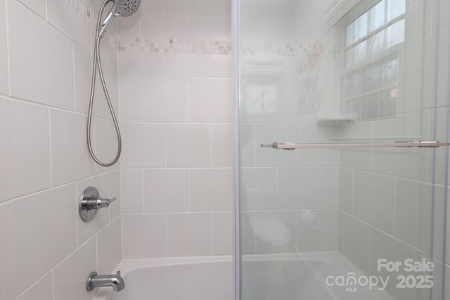 bathroom with tiled shower / bath