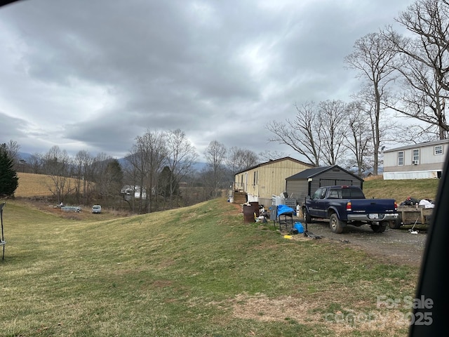 view of yard with driveway