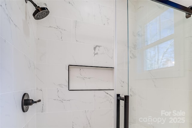 bathroom featuring a tile shower